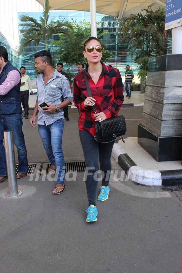 Kareena Kapoor Snapped at Airport