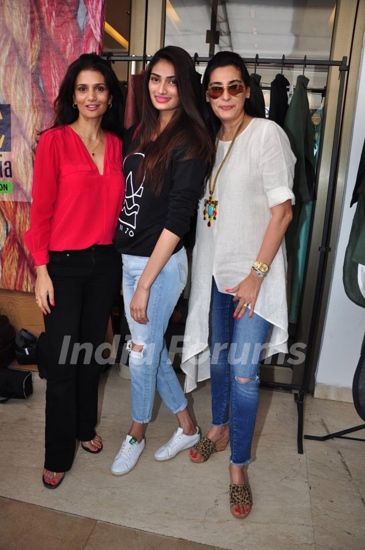 Athiya Shetty and Mana Shetty at Araaish Exhibition 2016