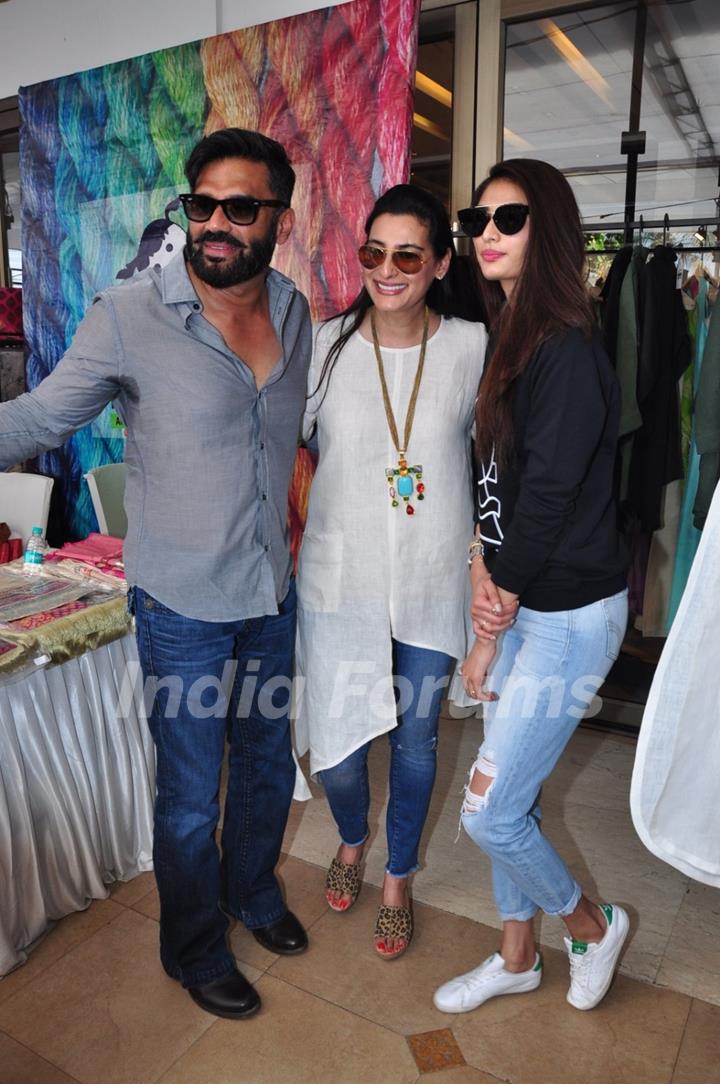 Athiya, Mana and Suniel Shetty at Araaish Exhibition 2016