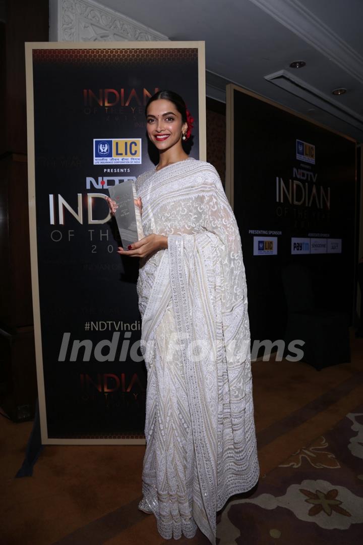 Deepika Padukone Shows Her Award at  NDTV Indian of the Year Awards