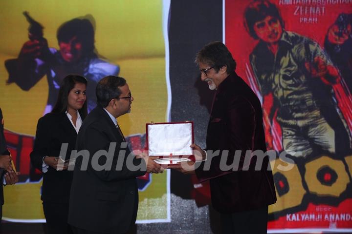 Amitabh Bachchan Recieving Honors at NDTV Indian of the Year Awards