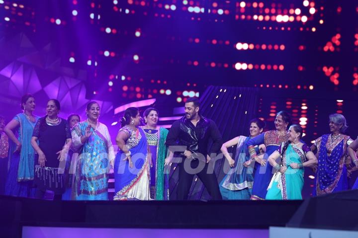 Interesting Pictures from the 61st Filmfare Awards Performances