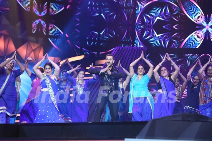 Interesting Pictures from the 61st Filmfare Awards Performances