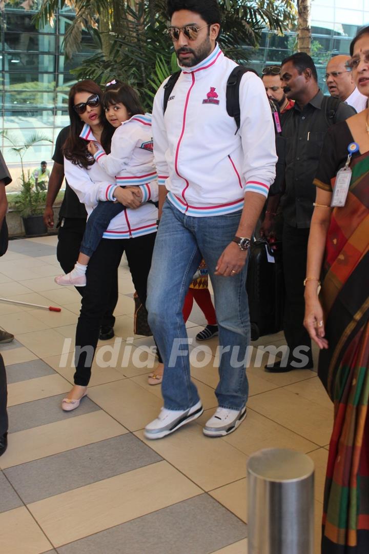 Aishwarya Carries Aaradhya Bachchan - Snapped at Airport with Abhishek Bachchan