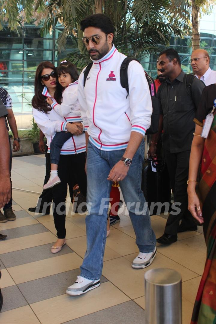 Abhishek Bachchan and Aishwarya Bachchan with Daughter Aaradhya Snapped at Airport