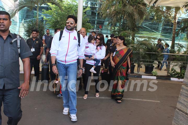 Abhishek Bachchan, Aishwarya Bachchan and Aaradhya Bachchan Snapped at Airport