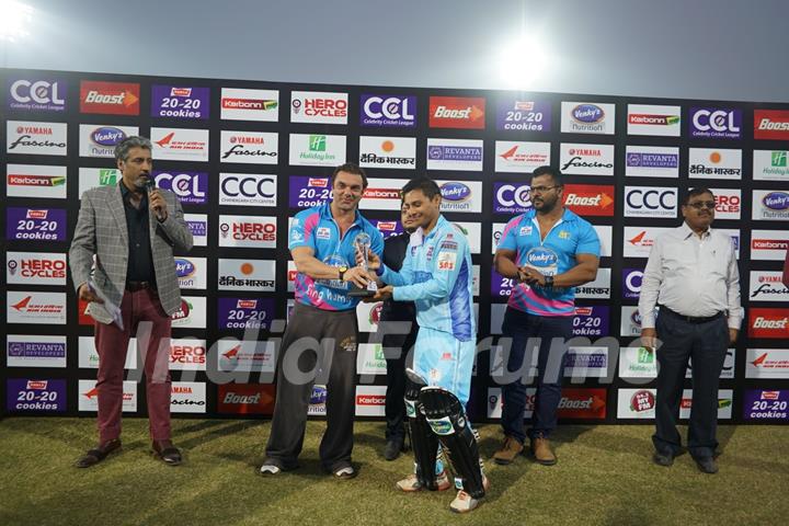 Sohail Khan Present Trophy to the Player at 'Celebrity Cricket League' Match