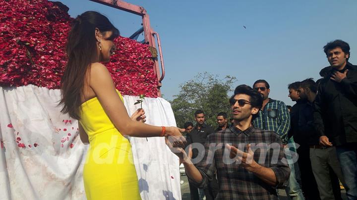 Aditya Presents a Truck Full of Roses on Rose Day Katrina!