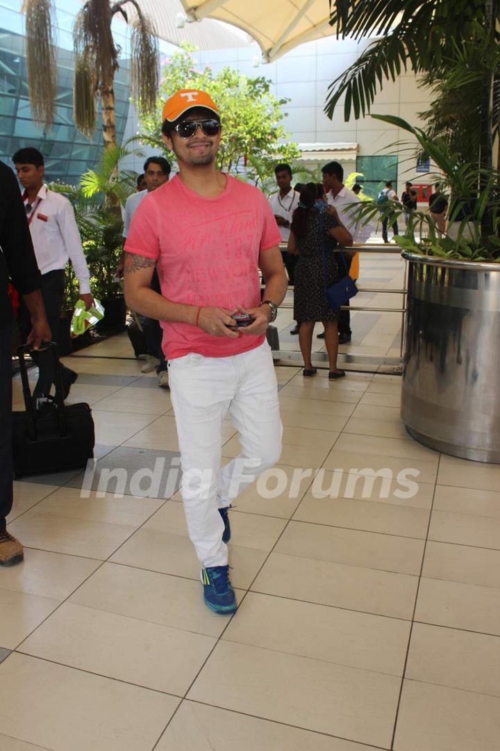 Sonu Nigam Snapped at Airport