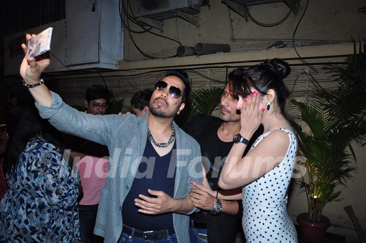 Mika Singh Take Selfie with Yuvika and Manmeet at Meet Bros Success Bash