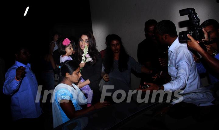 Aishwarya Rai Bachchan & Aaradhya Bachchan Snapped!