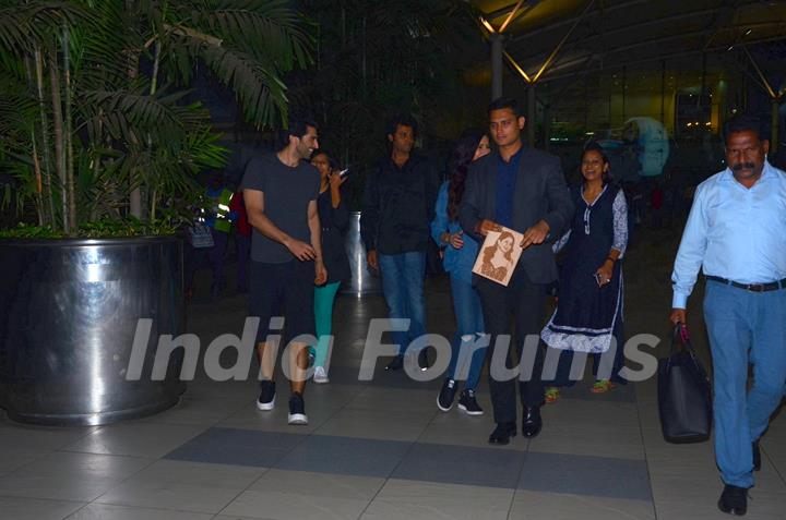 Aditya Roy Kapur Snapped at Airport & Katrina Kaif Brings an Interesting Painting With Her