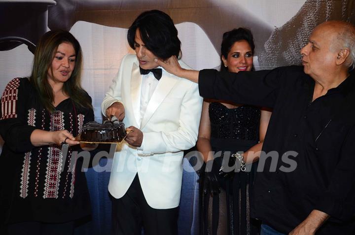 Rahul Cuts the Cake at Launch of film 'Cabaret' & On Location Shoot!