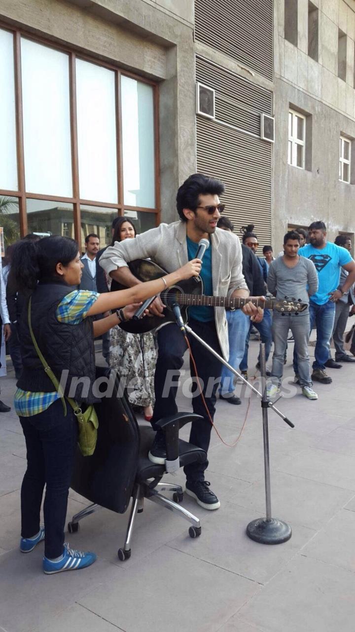 Fitoor Promotions: Aditya strummed his guitar and Spread his Charm in Ahmedabad