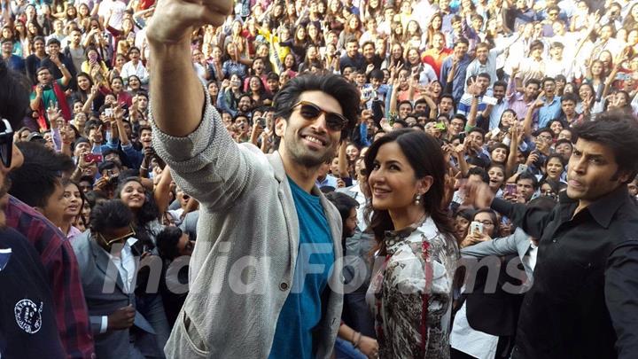 Aditya Roy Kapur & Katrina Kaif Took a Selfie with the Crowd Present