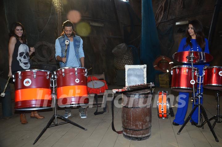 'Banjo' Film Launch: Riteish Deshmukh and Nargis Fakhri Tries their Hand on Musical Instruments