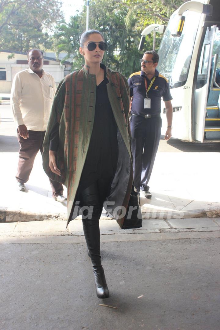 Airport Spotting: Style Diva Sonam Kapoor