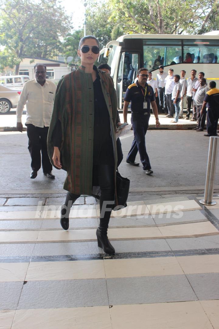 Airport Spotting: Sonam Kapoor