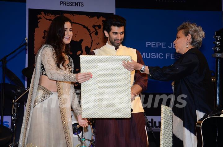 Katrina and Aditya Recieves Photo Frames as a Gift at Kala Ghoda Arts Festival 2016!