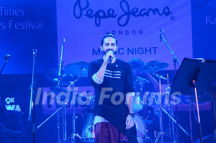 Ayushmann Khurrana Performs at Kala Ghoda Arts Festival 2016!