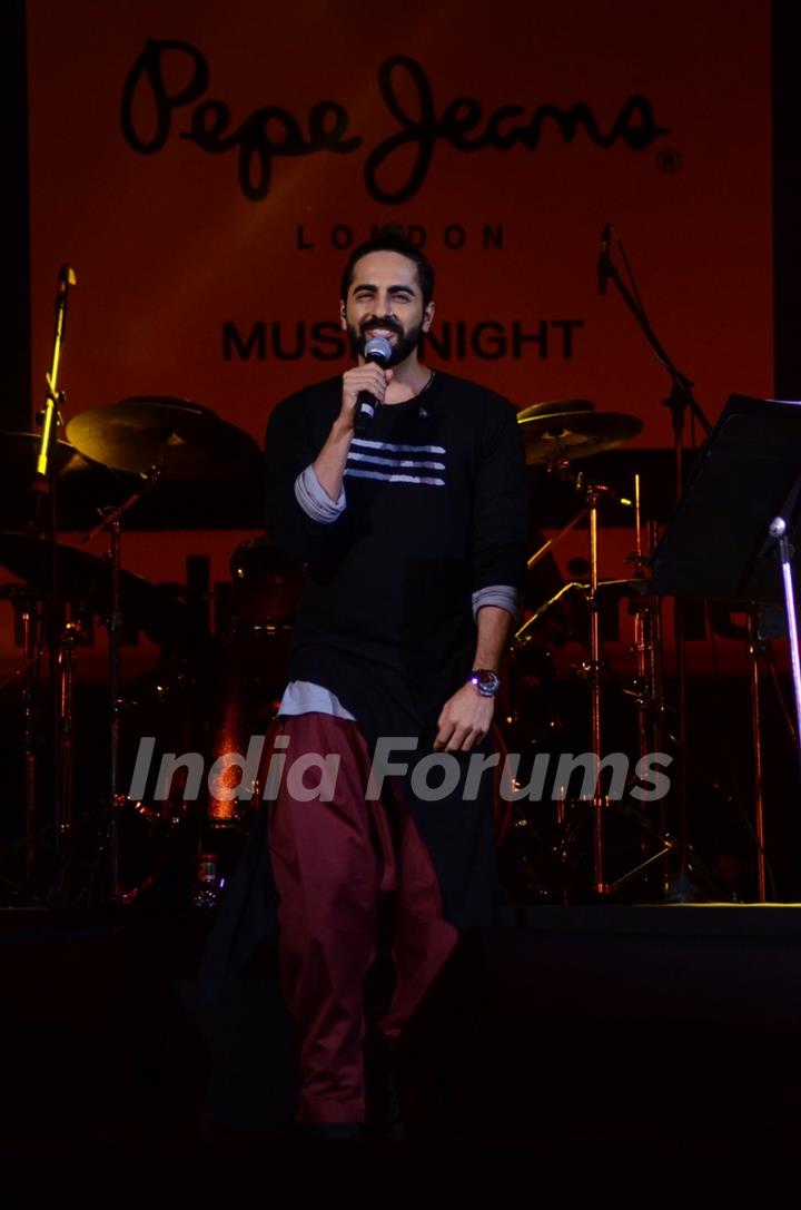 Ayushmann Khurrana Performs at Pepe Jeans Music Concert Held at Kala Ghoda Arts Festival 2016!