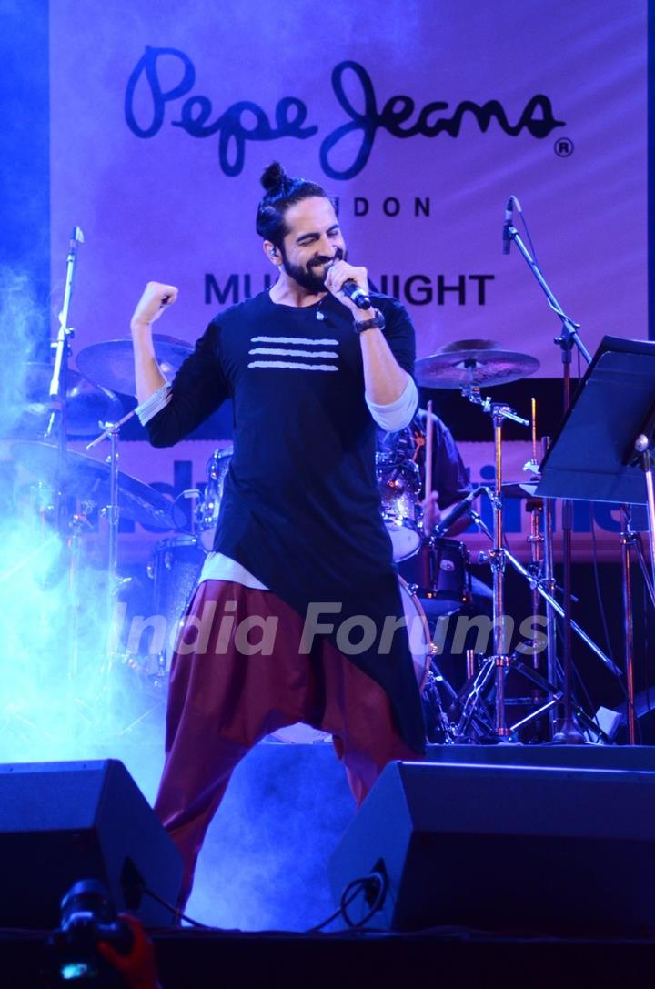 Ayushmann Khurrana Performs at Pepe Jeans Music Concert Held at Kala Ghoda Arts Festival 2016!