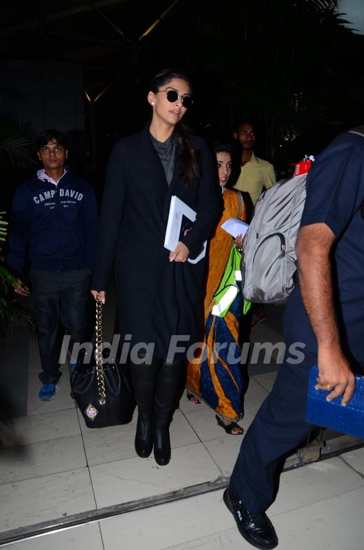 Sonam Kapoor Snapped at Airport