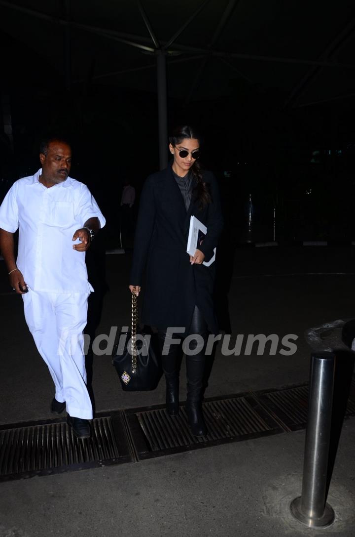 Sonam Kapoor Snapped at Airport