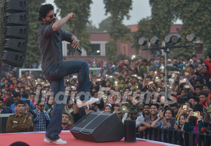 Shah Rukh Khan Launches  'FAN' Anthem at Hansraj College Where He Studied