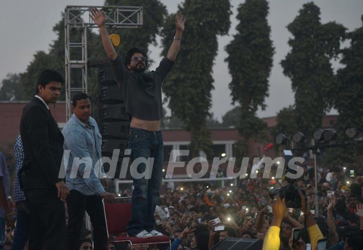 Huge Crowd Gathered as SRK Launched 'FAN' Anthem at Hansraj College