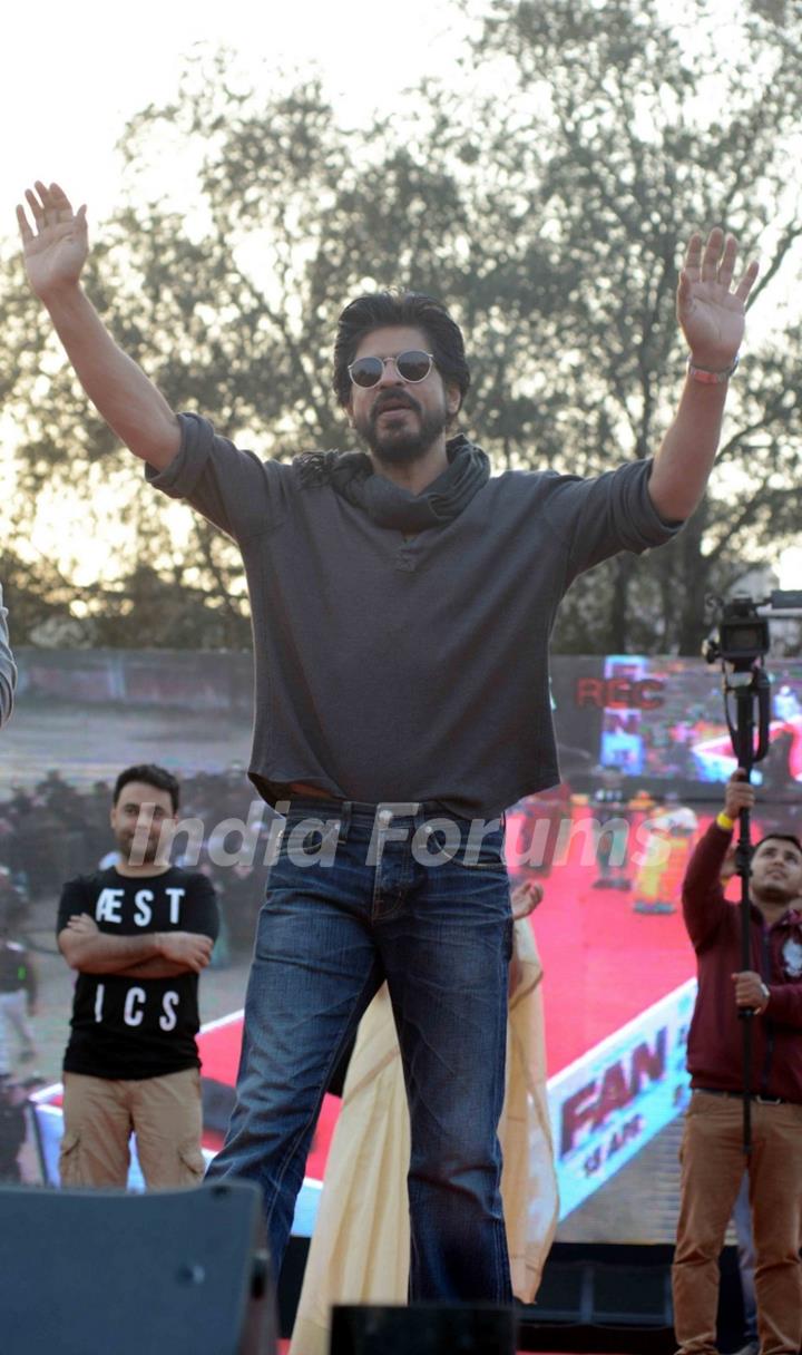 Shah Rukh Khan at Launch of 'FAN' Anthem at Hansraj College