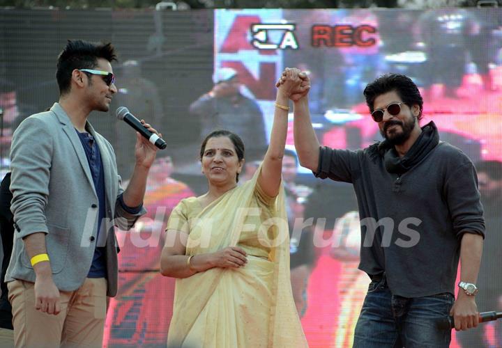 Shah Rukh Khan with the Faculty of Hansraj College at  Launch of 'FAN' Anthem in Campus