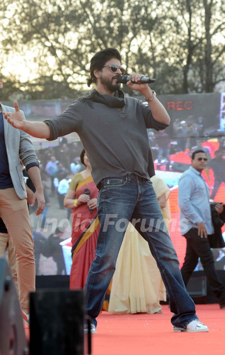 Shah Rukh Khan's Signature Pose: at Launch of 'FAN' Anthem at Hansraj College