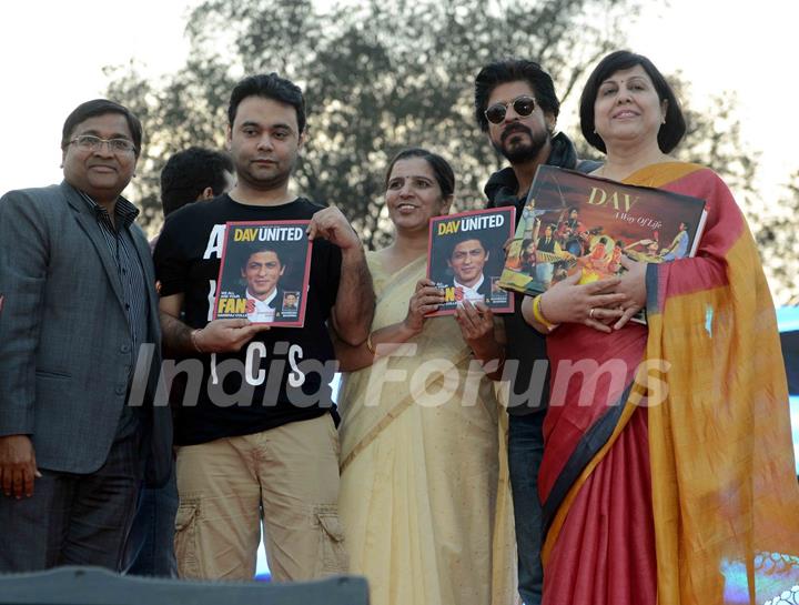 Shah Rukh Khan with Faculties at Launch of 'FAN' Anthem at Hansraj College