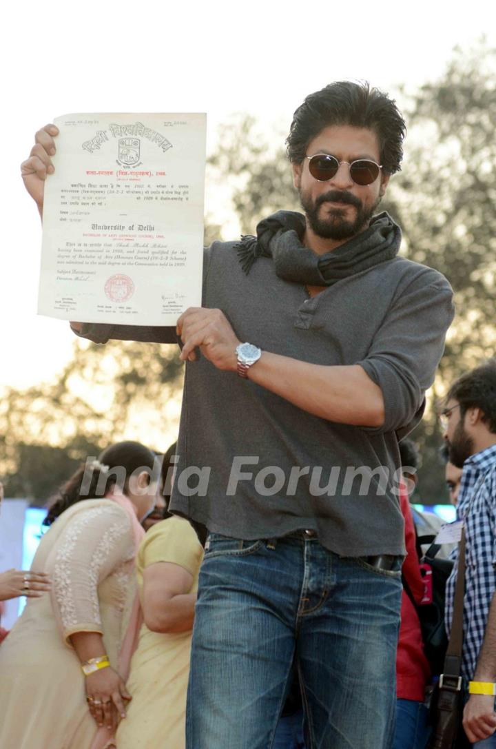 Shah Rukh Khan Recieves his Graduatipn Certificate During Launch of 'FAN' Anthem at Hansraj College