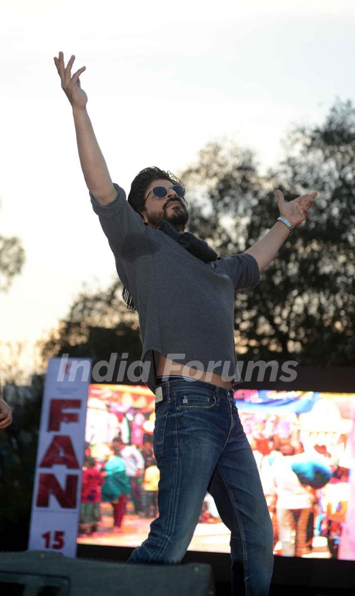 Shah Rukh Khan Dances to 'FAN' Anthem at Hansraj College