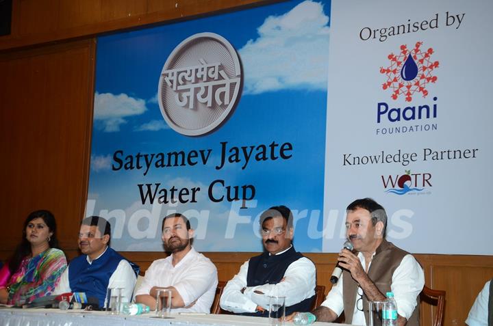 Hon'ble CM Devendra Fadnavis, Aamir Khan and Rajkumar Hirani at Launch of Satyamev Jayate Water Cup