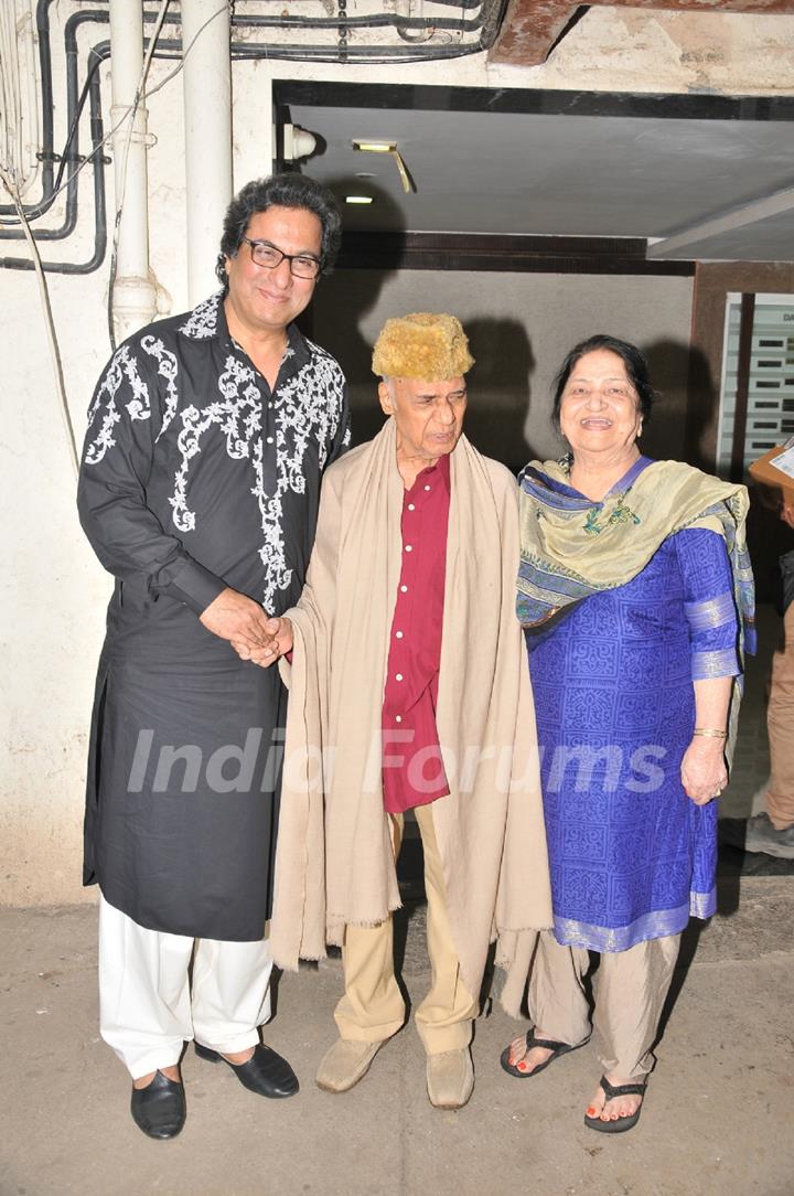 Talat Aziz poses with Khayyam Saab and his Wife