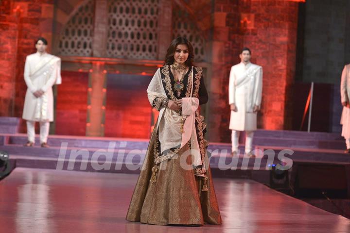 Soha Ali Khan walks for Vikram Phadnis at Make in India Bridal Couture Show