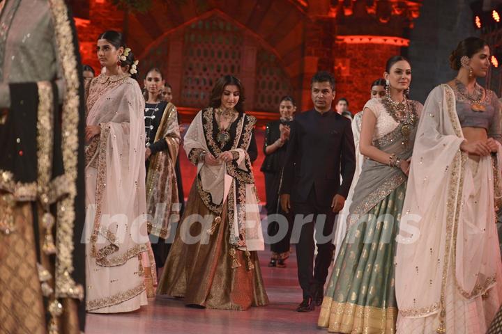 Soha Ali Khan walks for Vikram Phadnis at Make in India Bridal Couture Show