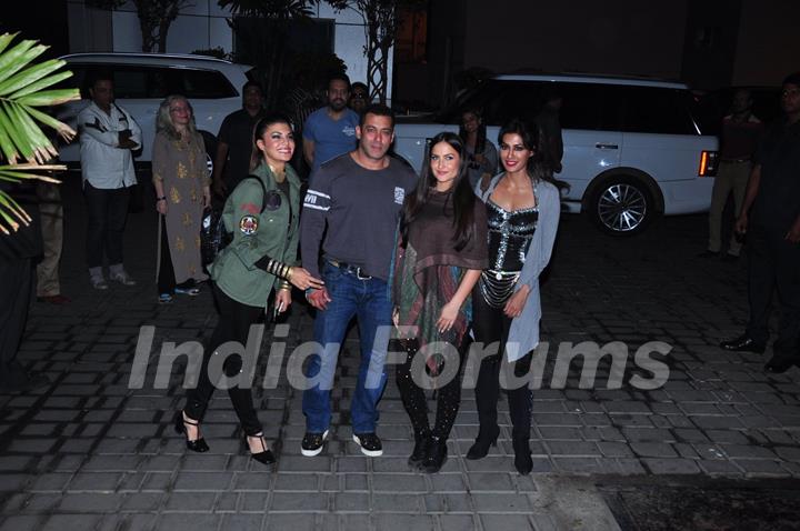 Jacqueline Fernandes, Elli Avram, Chitrangda Singh pose with Salman Khan