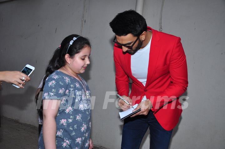 Ranveer Singh Gives his Autograph to his Kid Fan at Mehboob