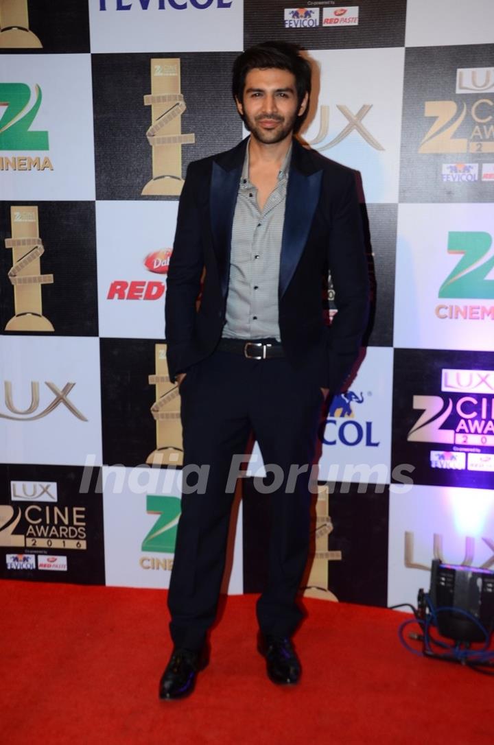 Kartik Aaryan at Zee Cine Awards 2016
