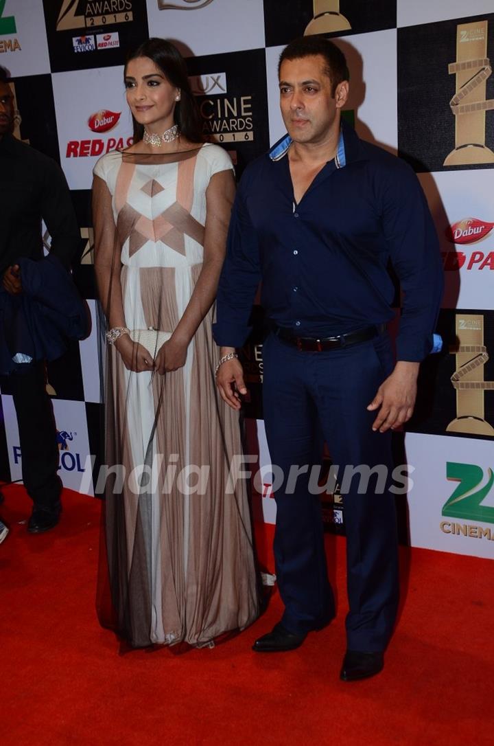 Salman Khan and Sonam Kapoor at Zee Cine Awards 2016