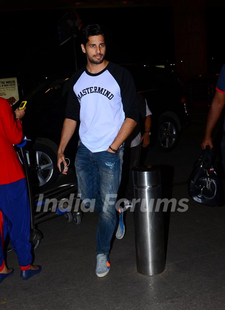 Airport Spotting: Sidharth Malhotra