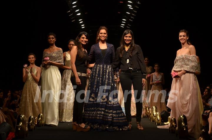 Esha Gupta Walks for Jade