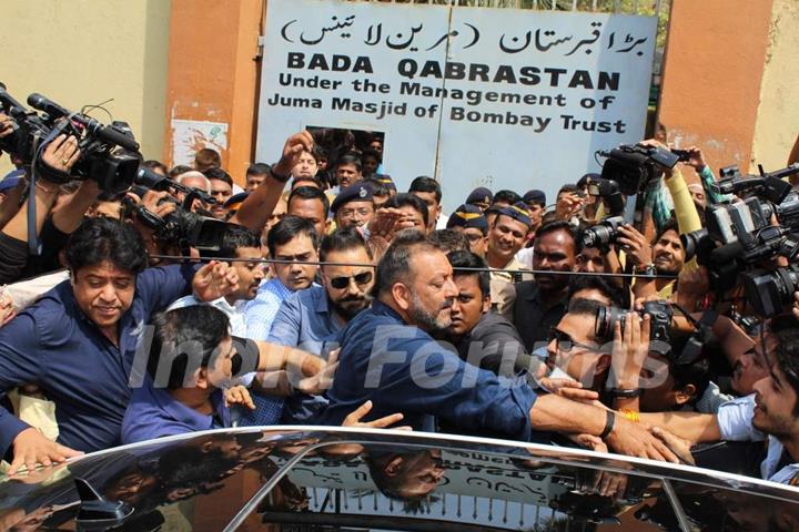 Sanjay Dutt Visits his Mom's Kabrastan post his release from Yerwada Jail