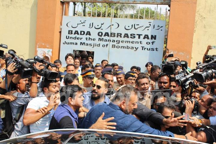 Sanjay Dutt Visits his Mom's Kabrastan post his release from Yerwada Jail