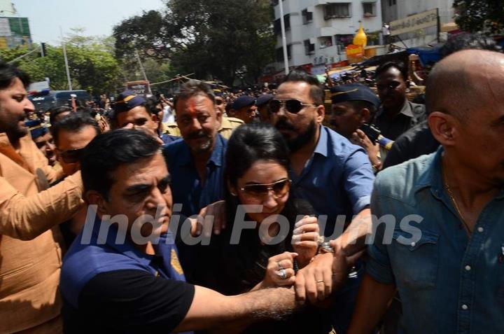 Sanjay Dutt Visits Siddhivinayk Temple post his release from Yerwada Jail