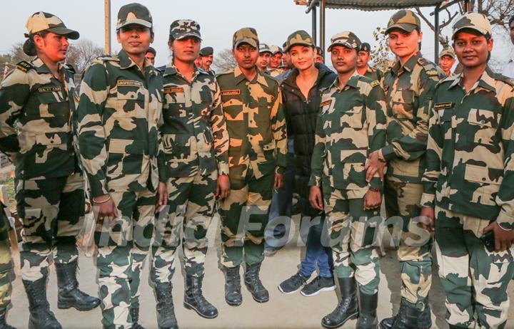 Aishwarya Rai Bachchan Spend Time with BSF 'Jawans' While Shooting for Sarabjit